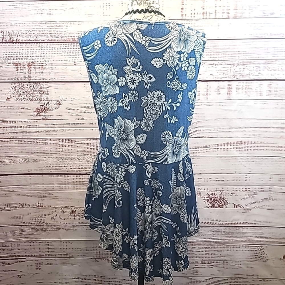 Papillon sleeveless zipper front tank - Picture 5 of 8
